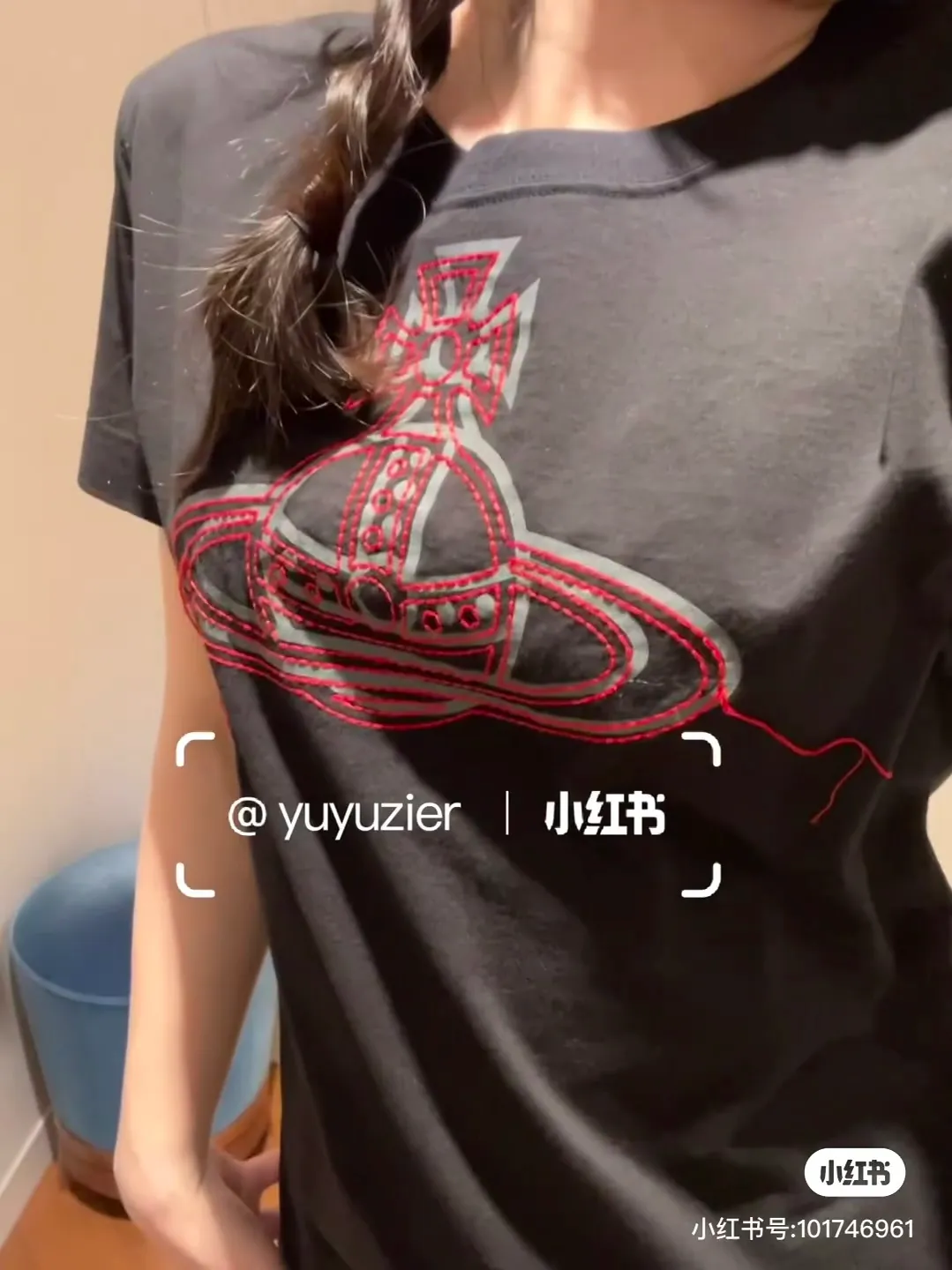 vivienne Westwood Queen Mother's new 2025 spring and summer Japanese limited-edition tassel embroidered short-sleeved T-shirt. The appearance of the appearance reveals the uninhibited image and high street trends. It has a loose and casual style, a short front and long back design, a small slit on the hem on both sides, and the iconic Saturn shape on the chest. The cross crown ball is added with a very futuristic satellite ring, just like Saturn, which collides with the prominent colors of the clothes. The non-overlapping Saturn pattern is outlined with red embroidery, which is visually dazzling. It also has a few tassels to complete the unconventional personality. 240g 32 count high-density double yarn cotton, comfortable and breathable fabric Size: XS-L Color: white, black